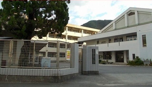 近くの仁方小学校まで1,200m（徒歩15分）
