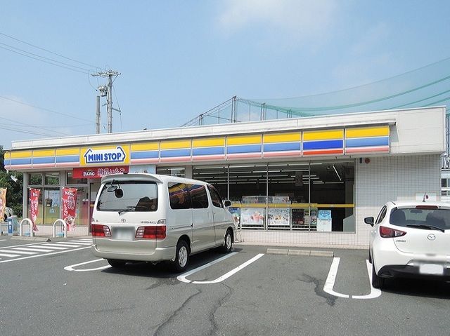 近くのコンビニまで400m（徒歩5分）