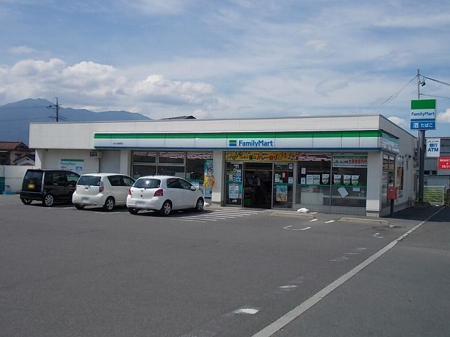 近くのファミリーマートJAいな竜東店まで300m(徒歩4分)