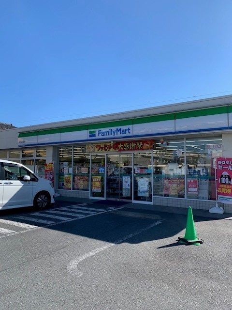 近くのファミリーマート青梅野上店まで350m（徒歩5分）