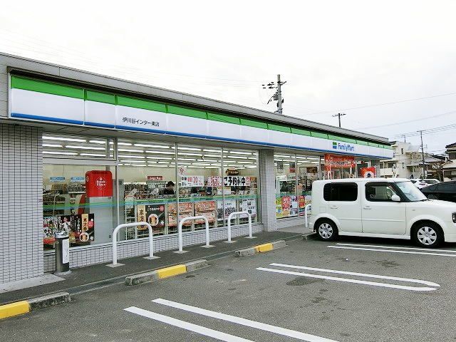 近くのファミリマート伊川谷インター東まで300m（徒歩4分）
