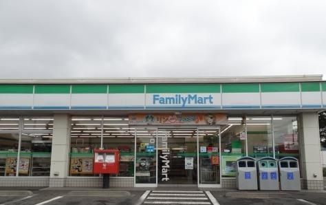 近くのファミリーマートまで260m（徒歩4分）