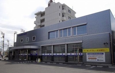 近くの高松信用金庫さんまで570m（徒歩8分）