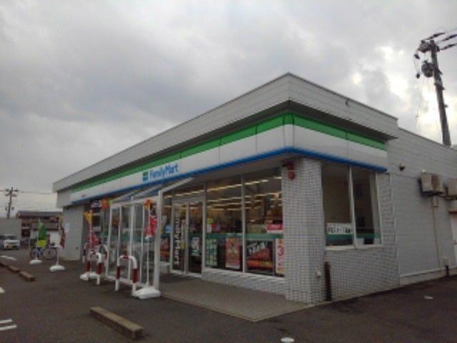 近くのファミリーマート新潟逢谷内店まで500m（徒歩7分）