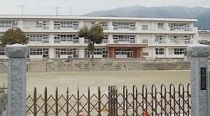 近くの高田小学校まで700m(徒歩9分)