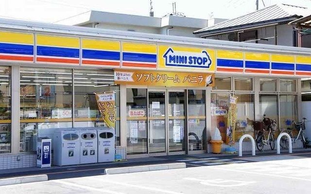 近くのミニストップ富里獅子穴店まで350m(徒歩5分)