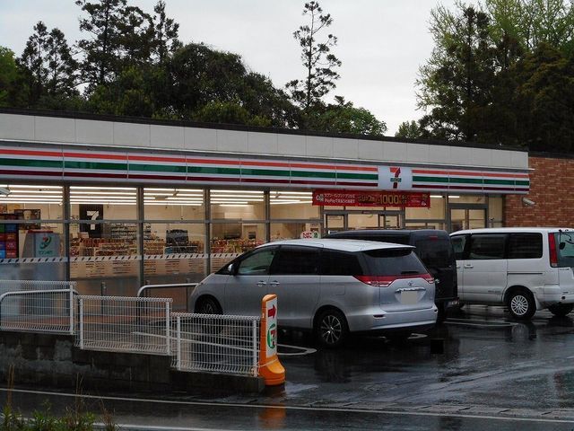 近くのセブンイレブン小楠公園前店まで250m(徒歩4分)