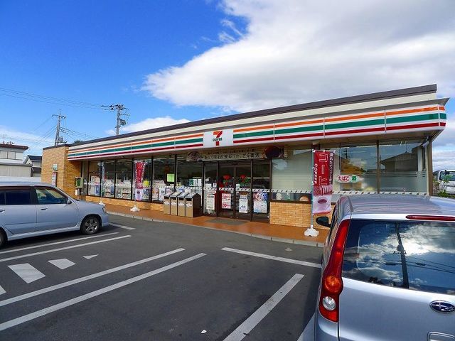 近くのセブンイレブンまで550m（徒歩7分）