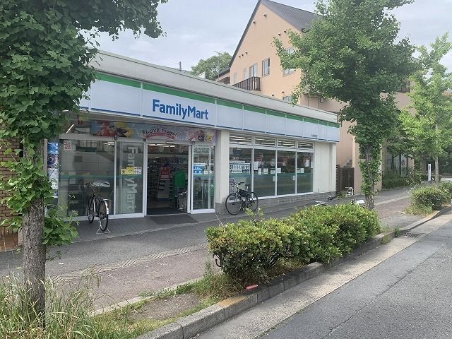 近くのファミリーマート 中西高野店まで500m(徒歩7分)