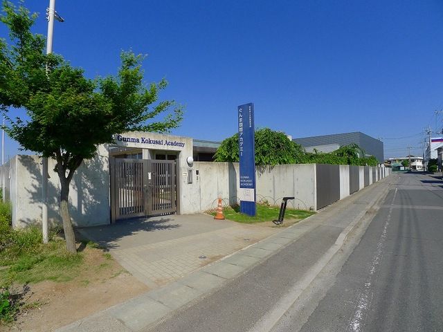 近くの国際アカデミーまで850m（徒歩11分）