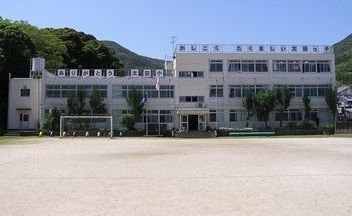 近くの太田小学校まで1,800m（徒歩23分）