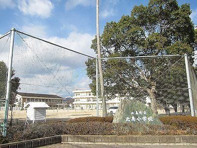 近くの北島小学校まで1,100m(徒歩14分)
