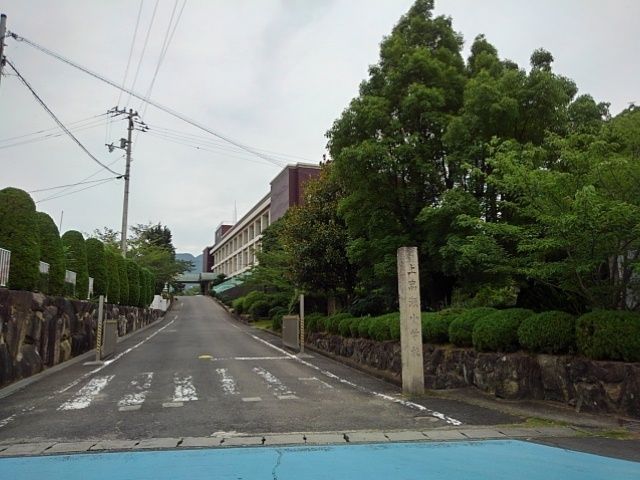 近くの三豊市立上高瀬小学校まで1,000m(徒歩13分)