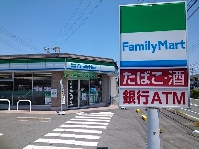 近くのファミリーマートまで600m(徒歩8分)