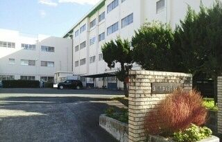 近くの金屋小学校まで690m（徒歩9分）