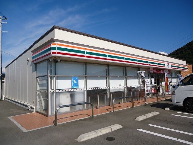 近くのコンビニまで750m（徒歩10分）