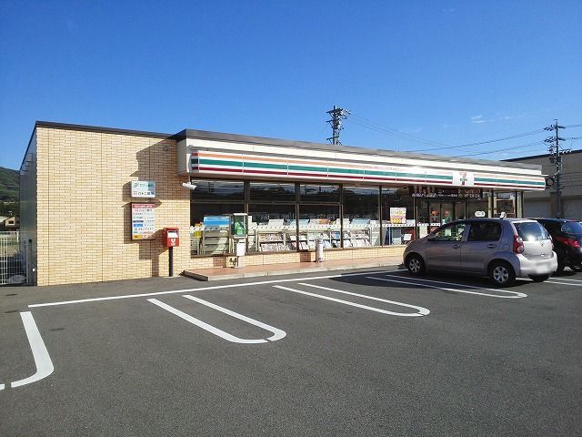 近くのコンビニまで250m（徒歩4分）