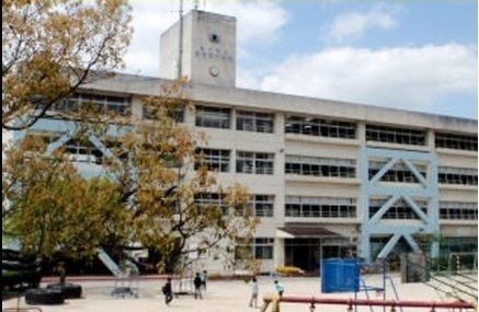 近くの府中東小学校まで900m（徒歩12分）