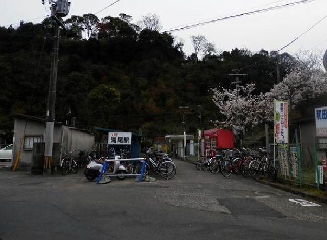 近くの滝尾駅まで1,100m（徒歩14分）