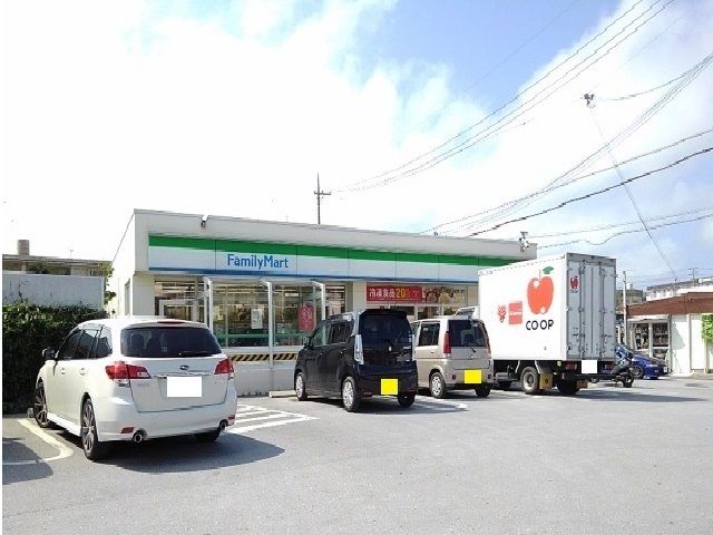 近くのファミマうるま喜仲店まで600m(徒歩8分)