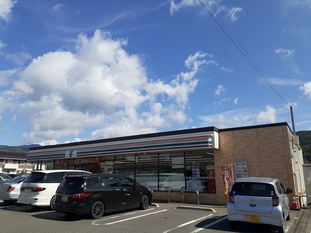近くのコンビニまで450m（徒歩6分）