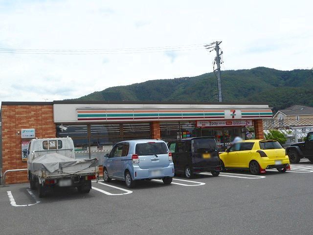 近くのコンビニまで550m（徒歩7分）