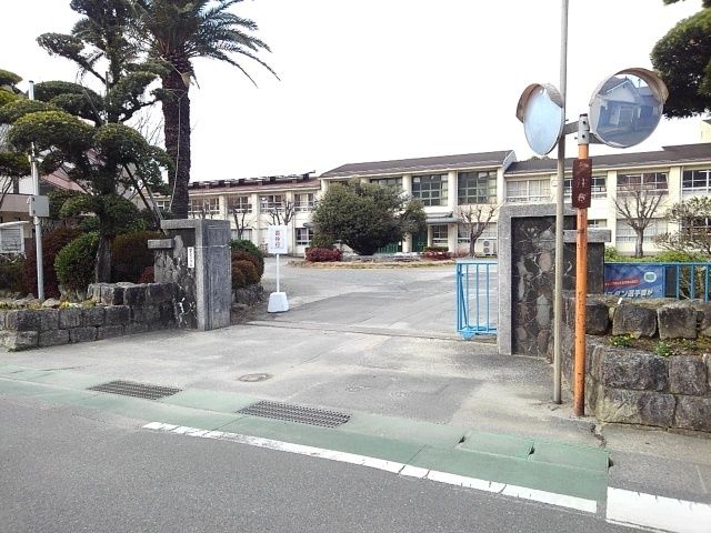 近くの田主丸小学校まで400m（徒歩5分）