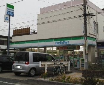 近くのファミリーマートまで450m（徒歩6分）