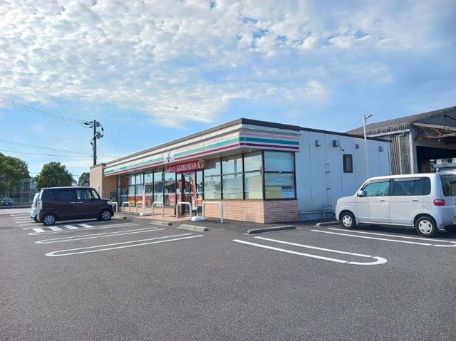 近くのセブンイレブン鹿屋札元一丁目店まで500m（徒歩7分）
