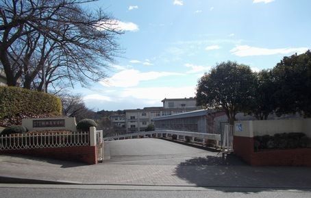 近くの綾瀬高等学校まで1,900m（徒歩24分）