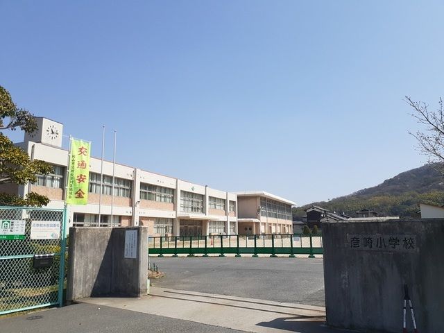 近くの彦崎小学校まで1,800m（徒歩23分）