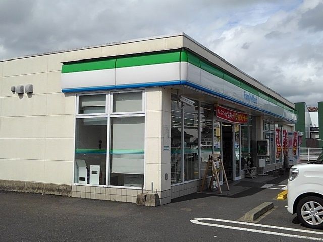 近くのファミリーマート国分向花店まで1,200m（徒歩15分）