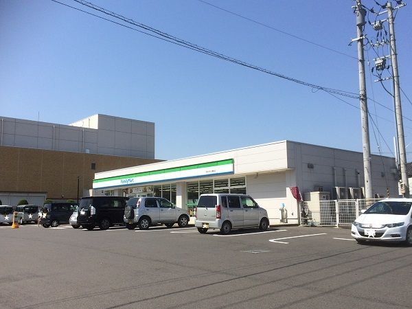 近くのファミリーマートまで400m(徒歩5分)