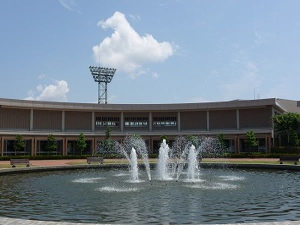 近くの中央図書館まで350m(徒歩5分)