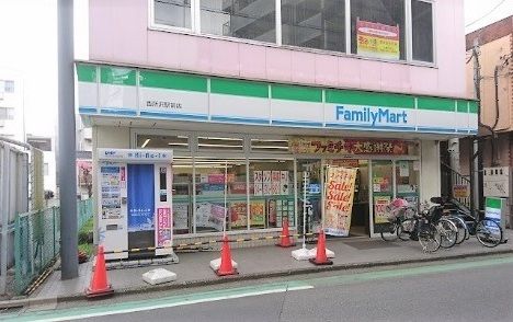 近くのファミリーマートまで1,100m（徒歩14分）