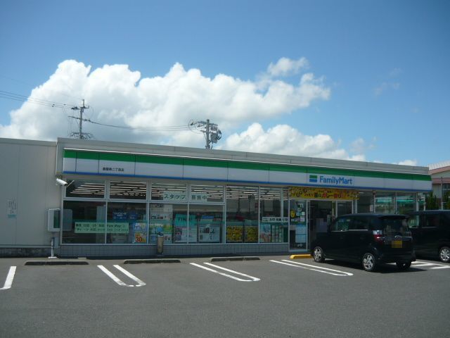 近くのファミリーマート鹿屋寿二丁目店まで600m（徒歩8分）