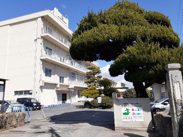 近くの津之郷小学校まで1,000m（徒歩13分）