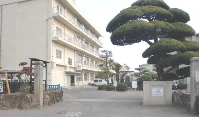 近くの津之郷小学校まで1,000m（徒歩13分）