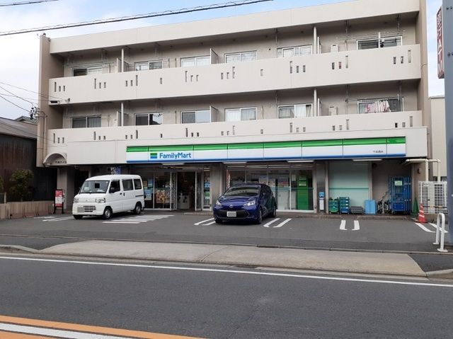 近くのファミリーマートまで350m（徒歩5分）