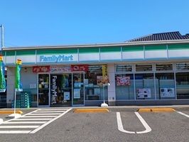 近くのファミリーマートまで190m(徒歩3分)