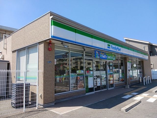 近くのファミリーマート様まで140m（徒歩2分）
