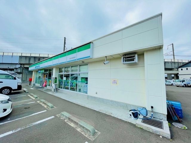 近くのファミリーマート名取高舘吉田店まで240m（徒歩3分）