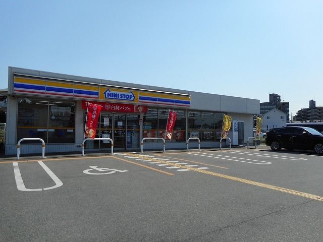 近くのミニストップ明石魚住店まで900m(徒歩12分)