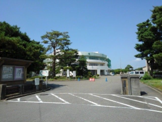 近くの外ヶ輪小学校まで800m（徒歩10分）