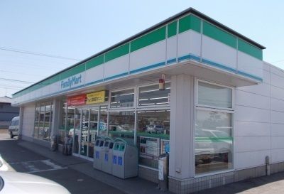 近くのファミリーマートまで600m（徒歩8分）