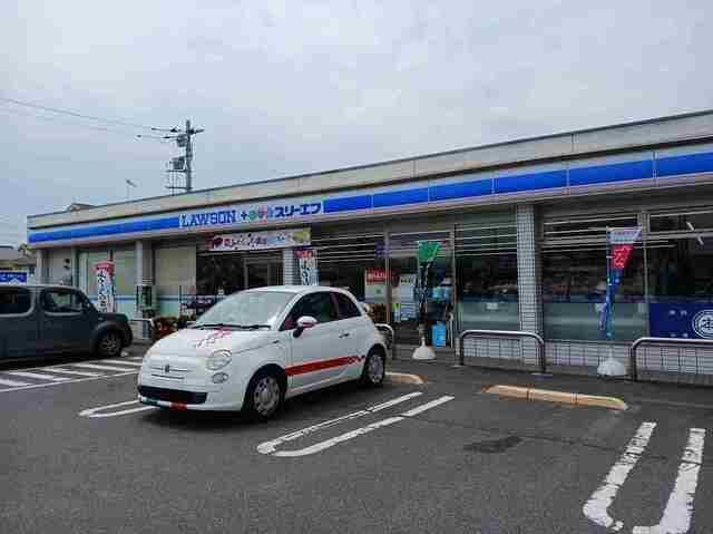 近くのローソンスリーエフまで60m（徒歩1分）
