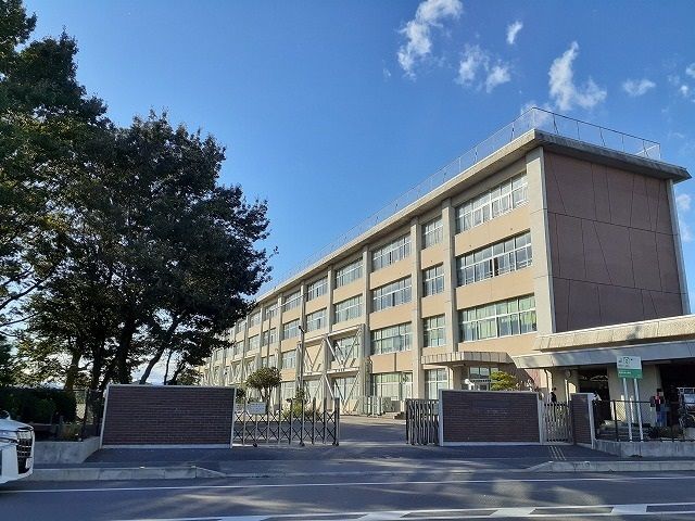 近くの雀宮中央小学校まで550m(徒歩7分)