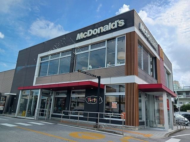 近くのマクドナルドコザ十字路店まで600m（徒歩8分）
