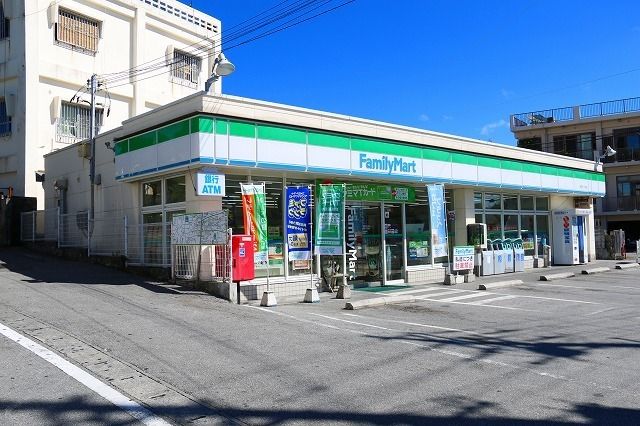 近くのファミリーマート宮里1丁目店まで400m（徒歩5分）