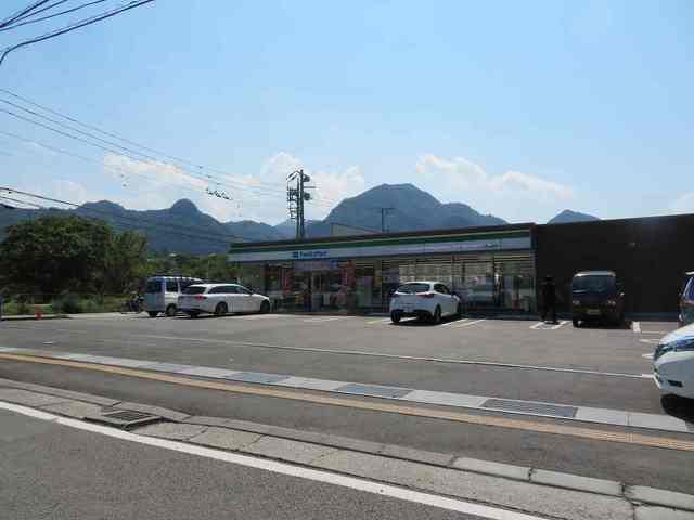 近くのファミリーマートまで140m（徒歩2分）